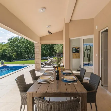 2 Bedroom Awesome In Apartman
